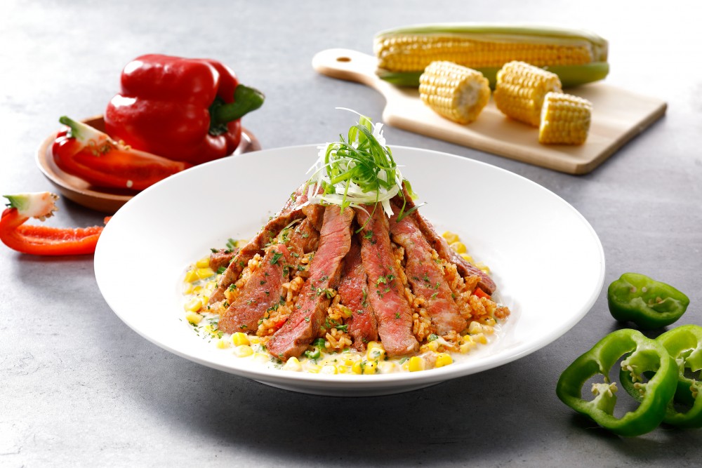 TGI FRIDAYS「樂活輕食光」夏季期間限定新菜-沙朗牛排BBQ風味飯(圖由TGI FRIDAYS提供)