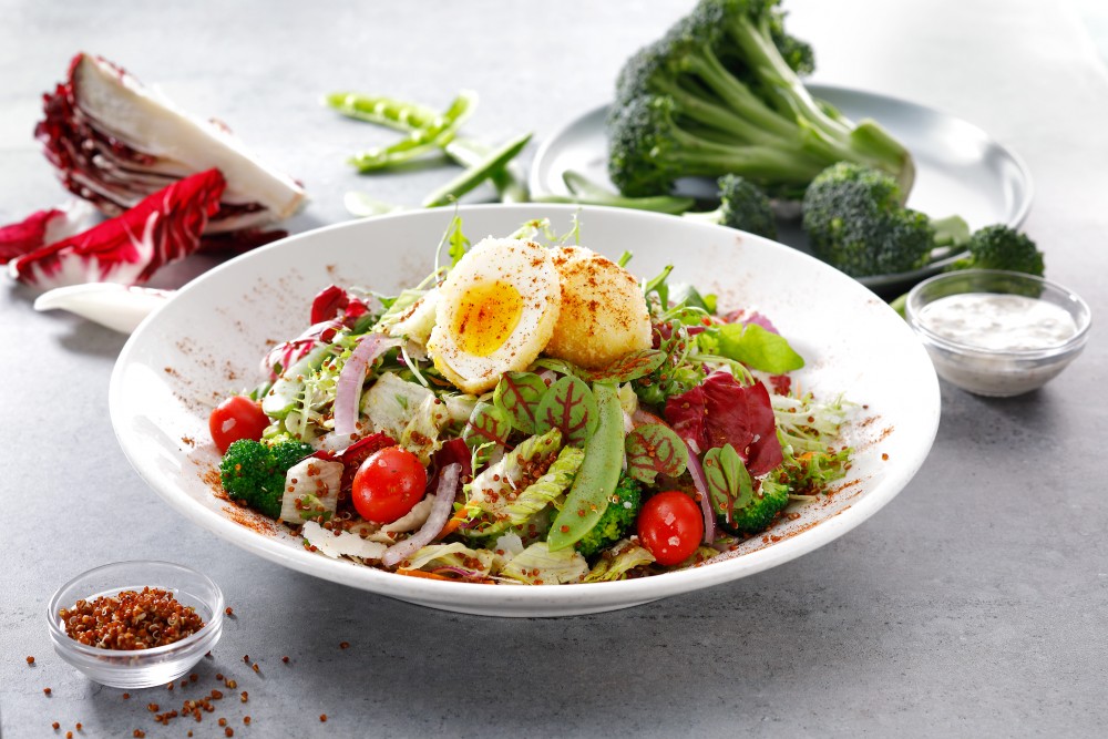 TGI FRIDAYS「樂活輕食光」夏季期間限定新菜-蒜味帕米森藜麥沙拉(圖由TGI FRIDAYS提供)