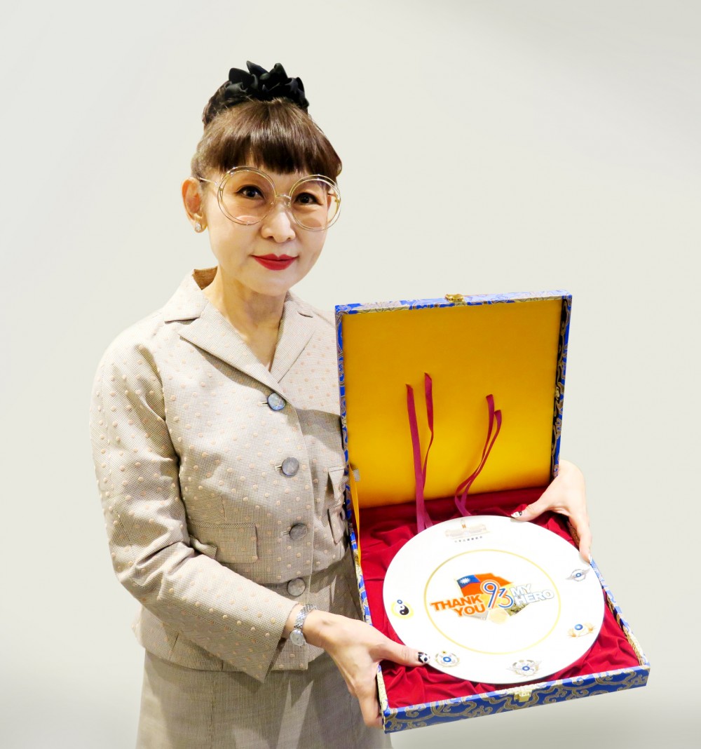 遠東百貨徐雪芳總經理獲頒93軍人節-敬軍企業代表感謝狀