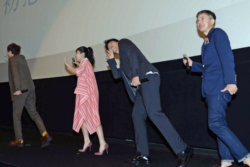 003【在時間停止的世界相遇】活動照_（右起）導演河合勇人與演員竹内涼真、吉柳咲良、板垣瑞生在活動現場大玩劇情中的定格梗（本圖翻攝自網路）