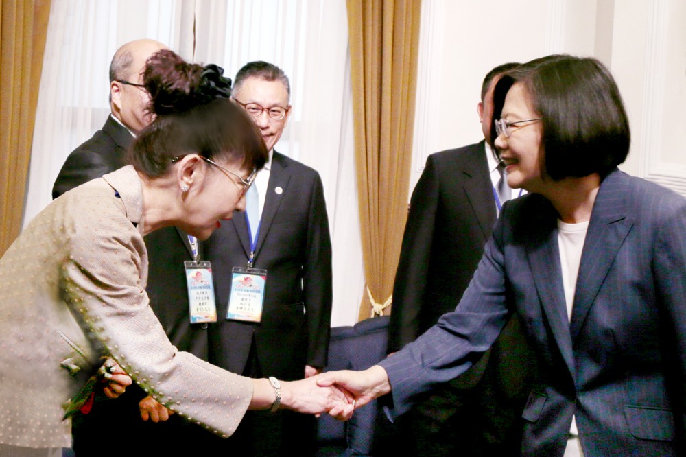 108年9月3日蔡英文總統接見敬軍企業代表，左為遠東百貨徐雪芳總經理