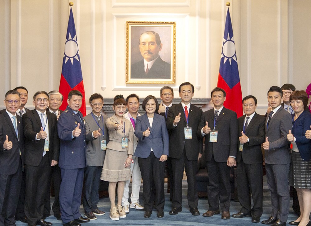 108年9月3日蔡英文總統接見敬軍企業代表，遠百徐雪芳總經理代表接受感謝狀