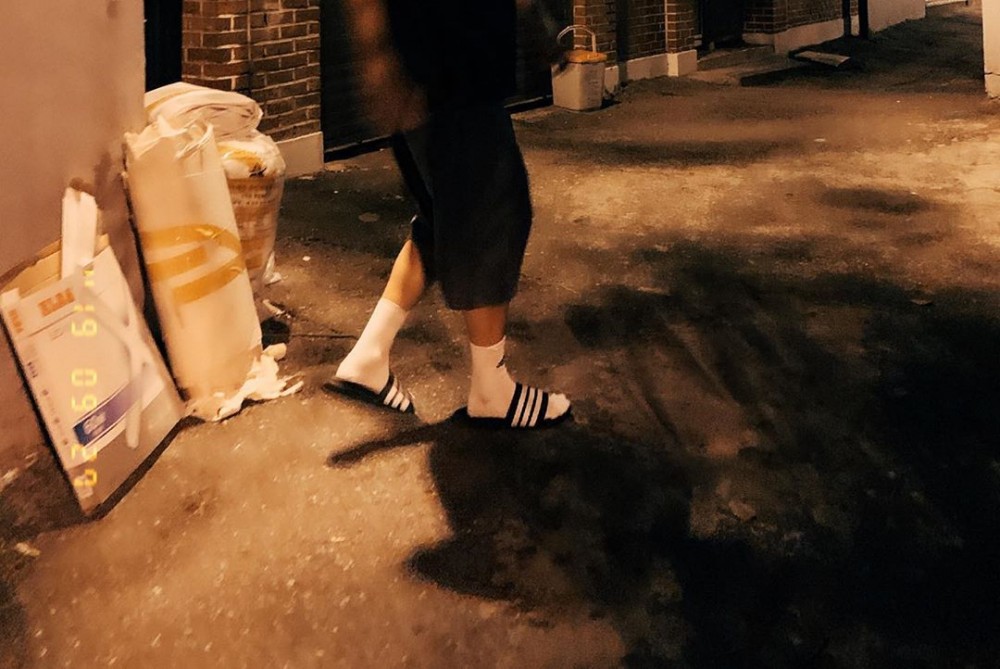 彭于晏穿黑白線條拖鞋