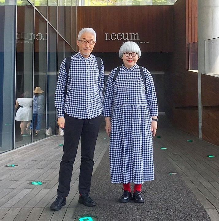 簡單的黑色格子就能夠穿出質感情侶穿搭