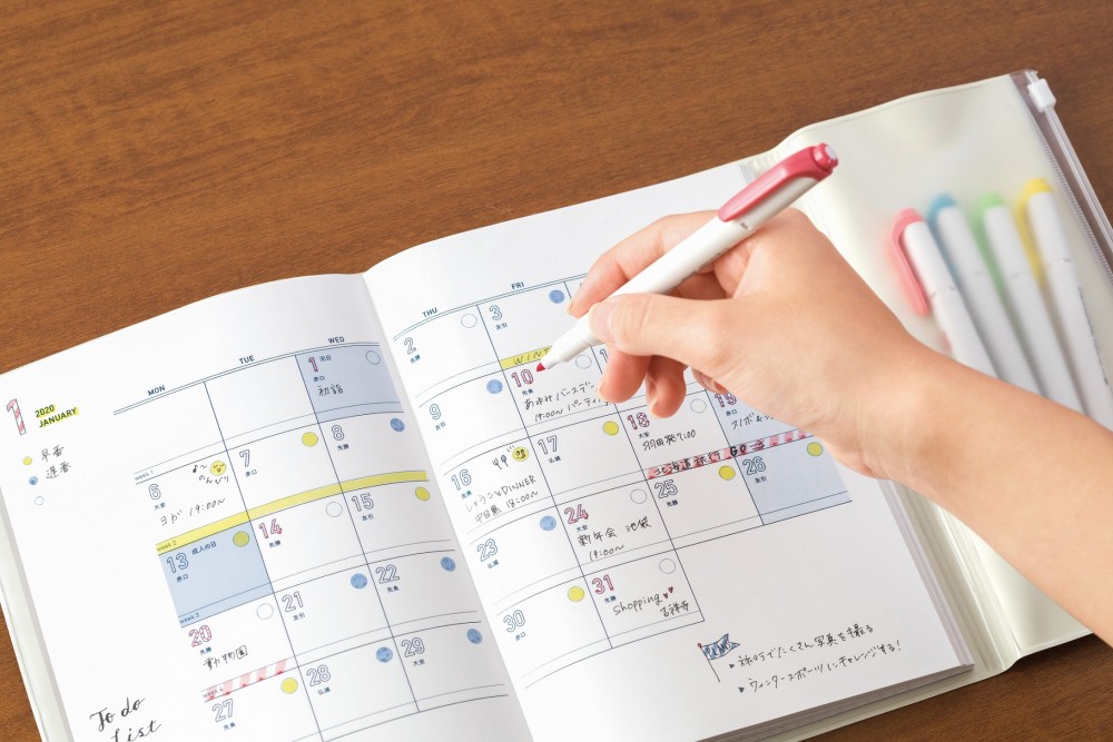 MIDORI 著色月計畫手帳內頁刻意留白,可以在行程預定的日期上塗上顏色,隨意的用顏色及插畫紀錄計畫生活。售價720元│誠品書店_1