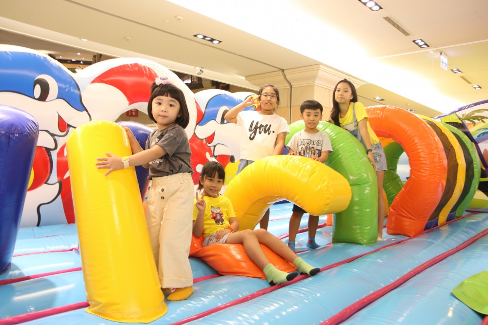 「挖沙咪歡樂親子館」盛大改裝,兩種主題的衝浪及糖果氣墊城堡,讓孩子們盡情的享受彈跳的樂趣1