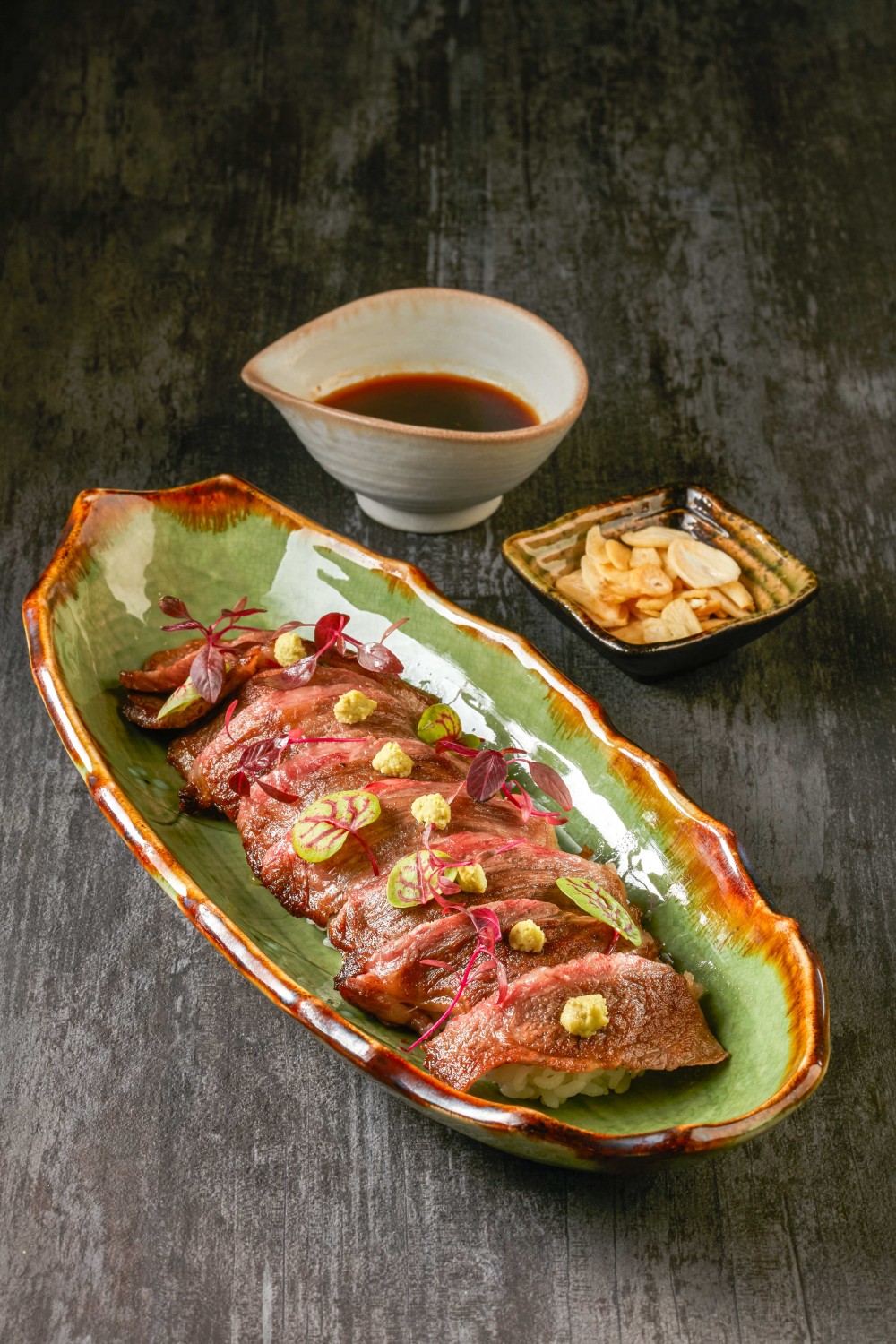 「A5和牛沙朗蓋飯」選用的是A5和牛沙朗,切成薄片的牛排,煎烤至漂亮的焦糖色之後覆蓋在七星米白飯上,滿足消費者視覺味覺雙重享受。