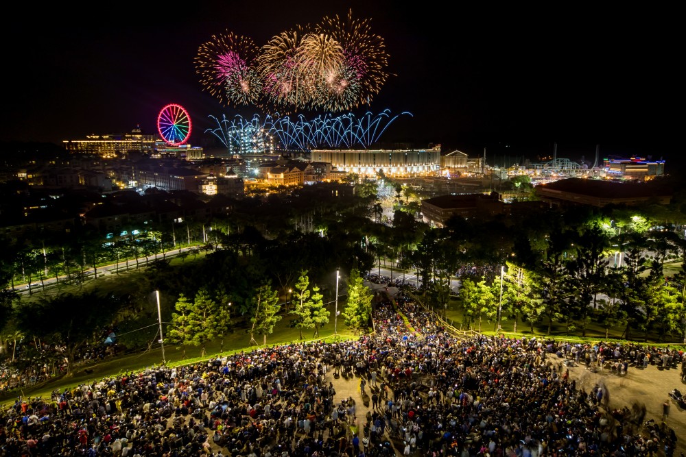 義大世界跨年每年湧入逾10萬人同樂 今年除了施放999秒大型煙火 還加入無人機展演秀