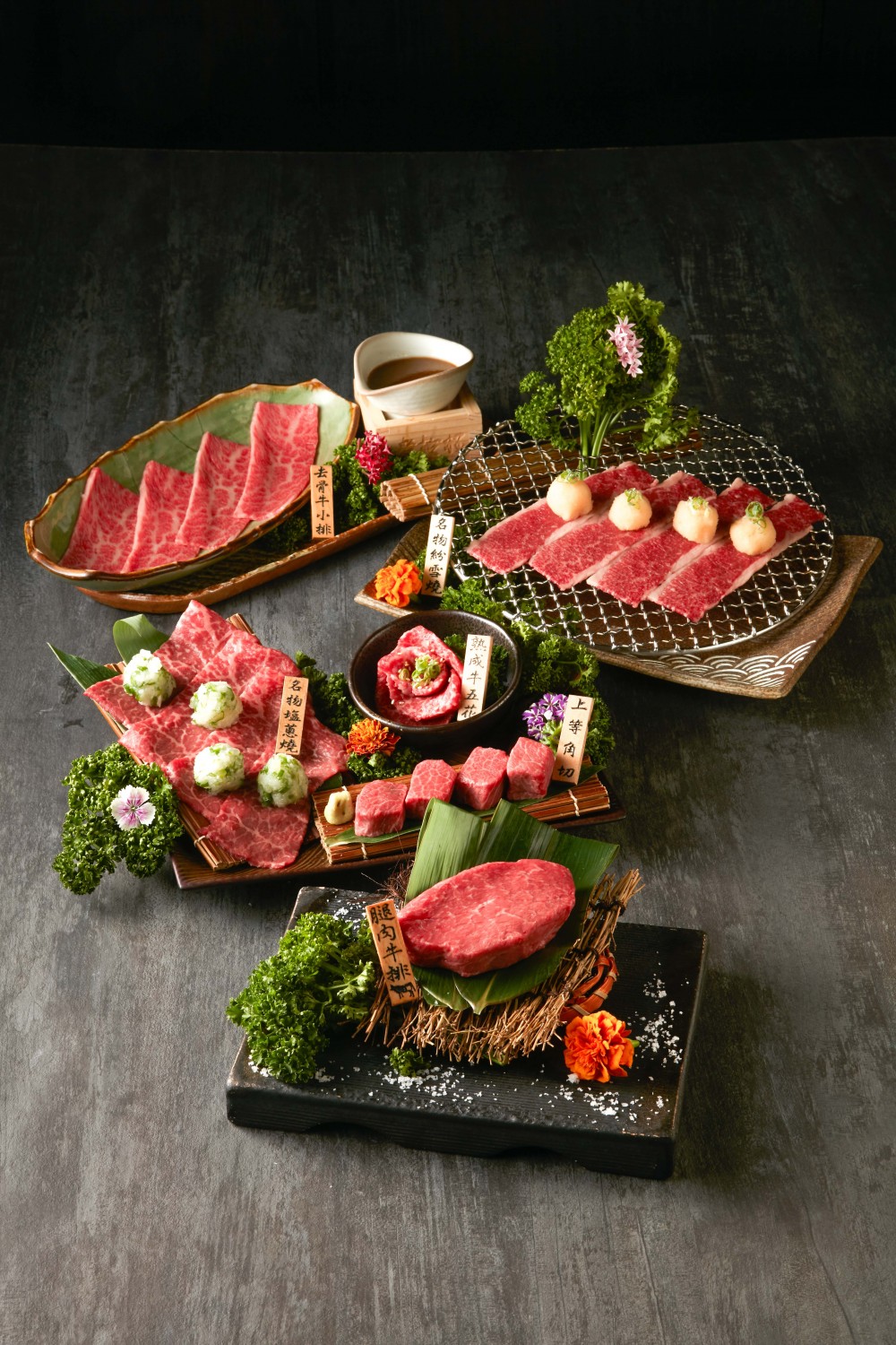 老乾杯更集結饕客們最愛餐點,自11月1日起推出市面上最頂級日澳和牛拼盤,價格帶位於647_925元人,最低相當於單點再打8折優惠。