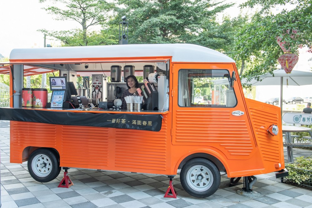 花花杯的始祖、文青療癒系飲品「春芳號」，融合華麗現代感與懷舊復古風格，打造時尚復古情懷，開創突破視覺感與味蕾感的創新體驗。