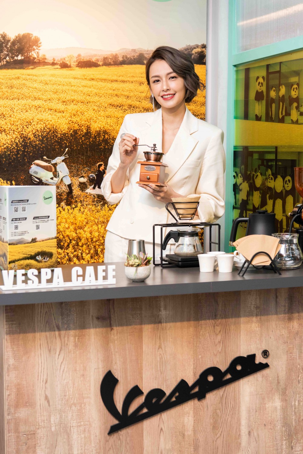 Vespa時尚快閃店一日店長袁艾菲手沖Vespa Cafe義式咖啡