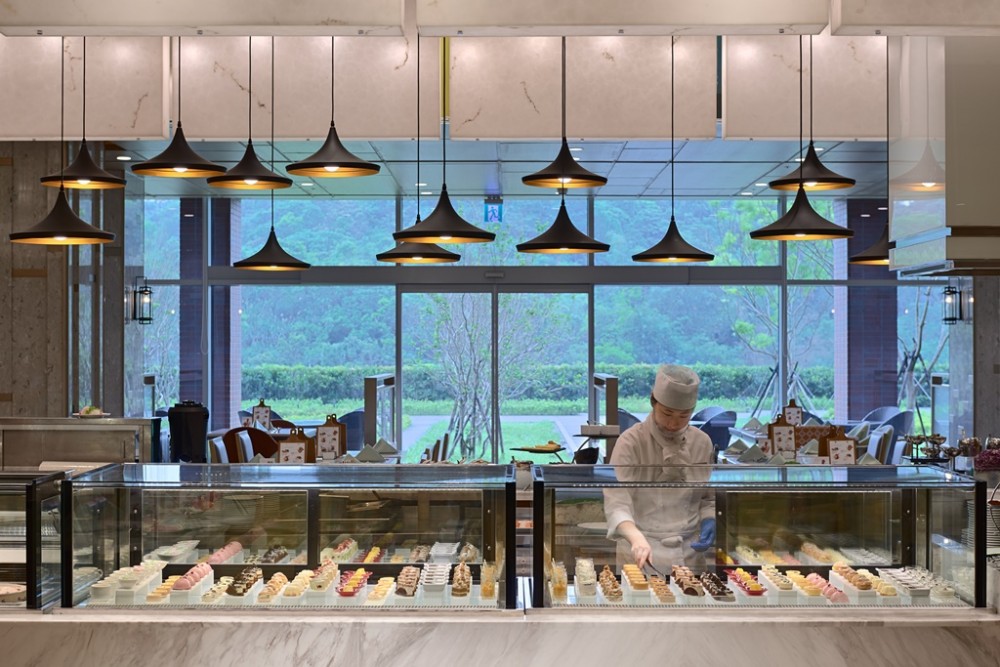 「台北六福萬怡酒店敘日平日下午茶單人券套組」，每套10張只要 NT$5,300，平均每人只要NT$