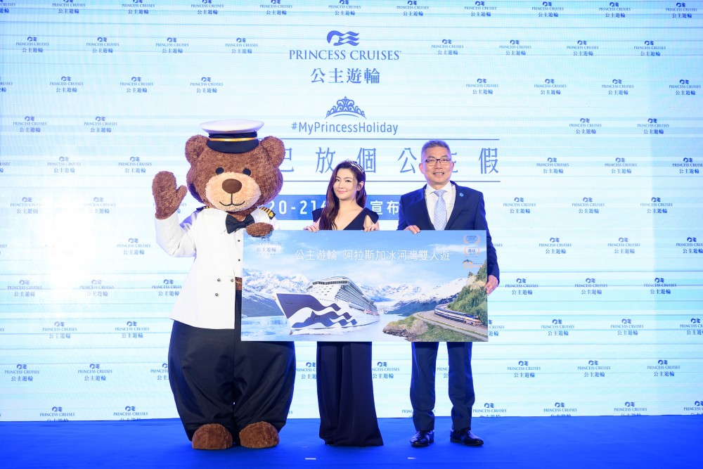 圖說七：公主遊輪行銷總監陳欣德代表品牌送上阿拉斯加雙人遊作為生日禮物，期望Selina 也能與心愛之人，再與「愛」的遊輪一同放一個公主假（公主遊輪提供）
