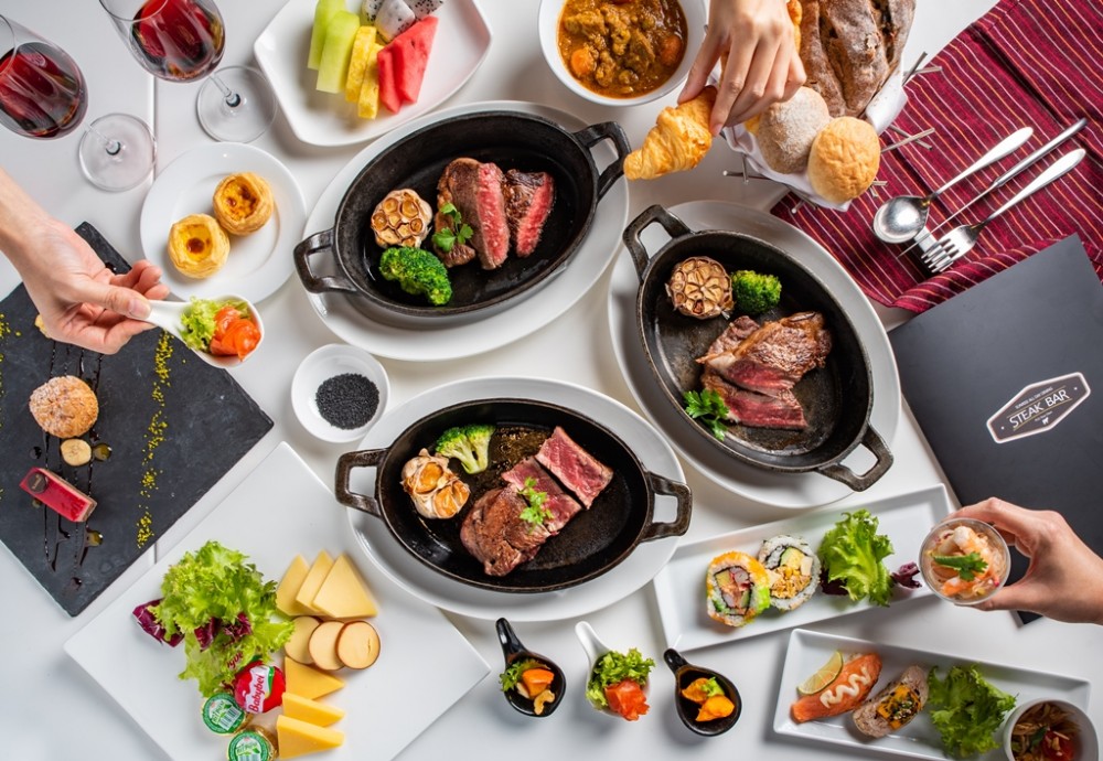 線上獨賣優惠「台北六福萬怡酒店敘日平日午晚餐和牛主餐單人券套組」，4張一組只要NT$8