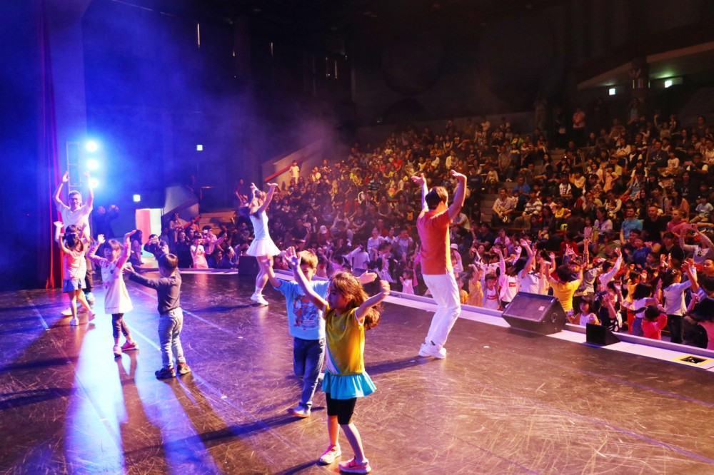 3-2 YOYO家族童樂會將有香蕉、柳丁等8位哥哥姐姐齊聚一堂,與小朋友唱跳互動(共用)