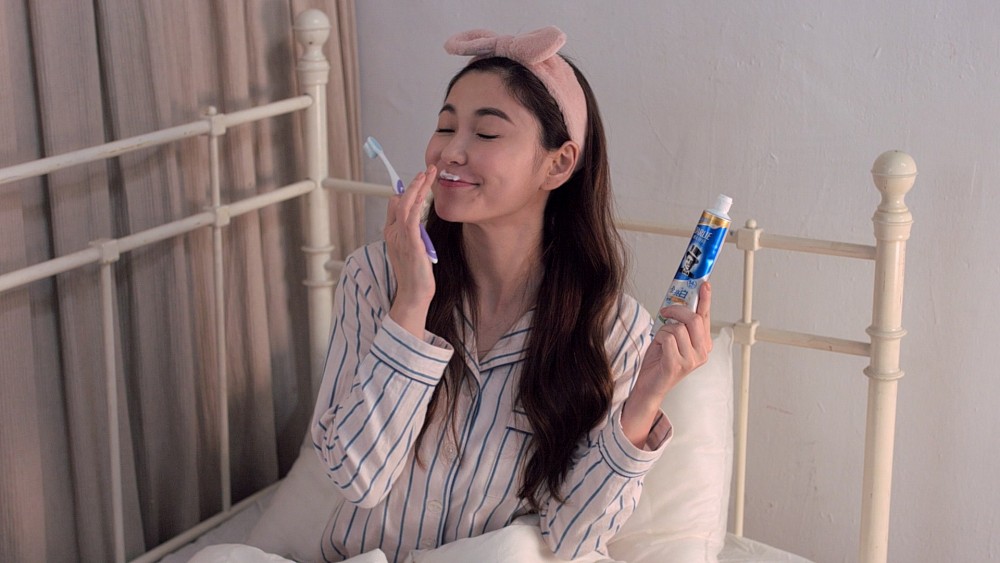 黑人全亮白密泡小蘇打牙膏的豐盈泡泡