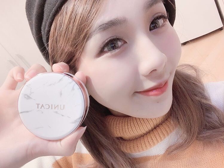 Unicat光彩保濕氣墊粉餅