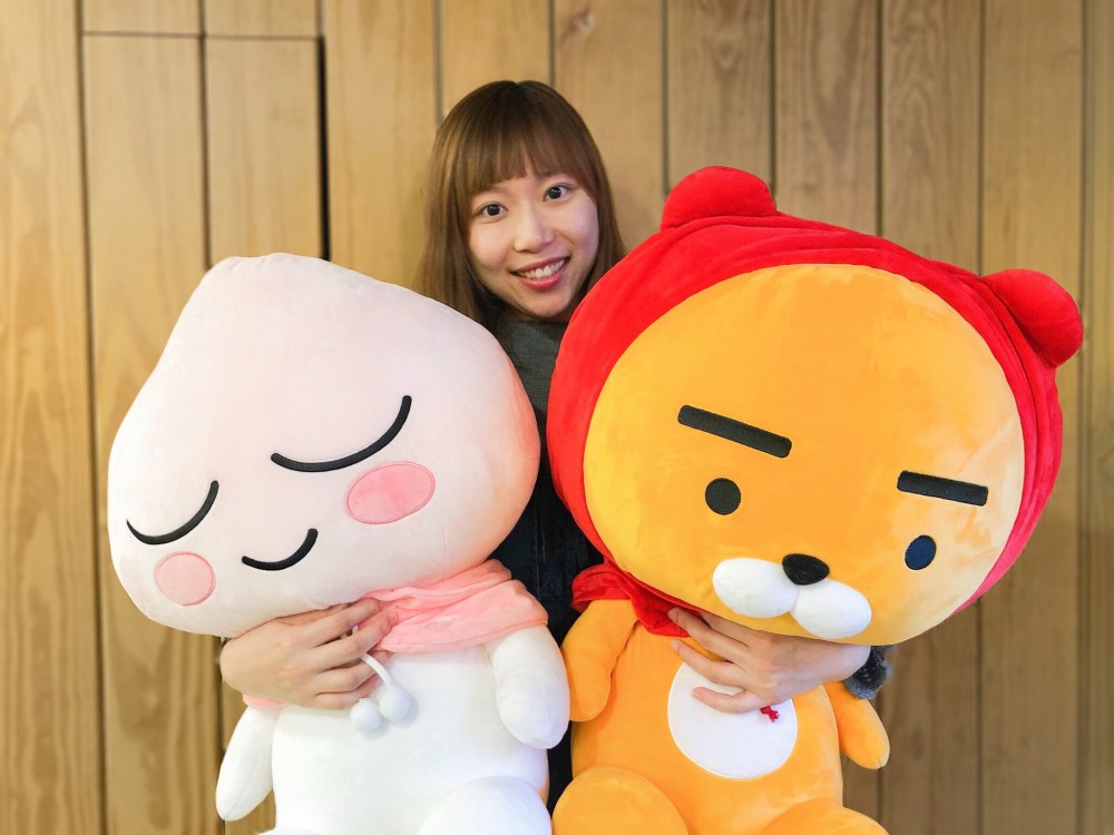 以隊長Ryan和淘氣的Apeach為造型，推出超萌暖手枕，讓你在家抱著看電視也療癒