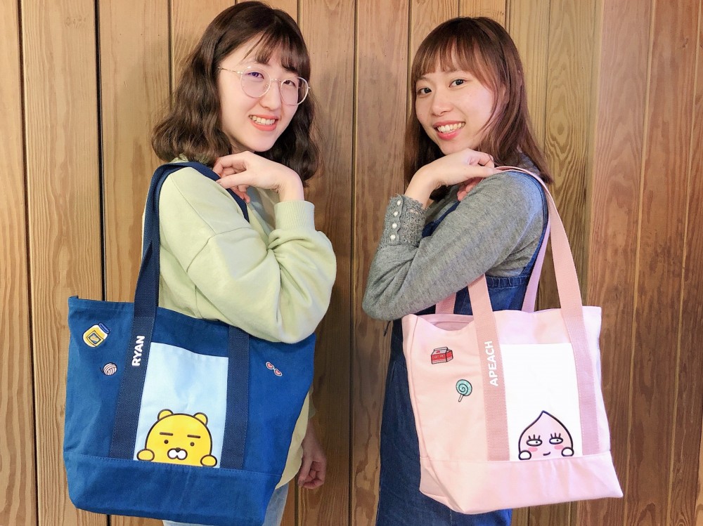 情人節推出外出實用的Ryan、Apeach造型「帆布包」，身為KA迷絕不可錯過！