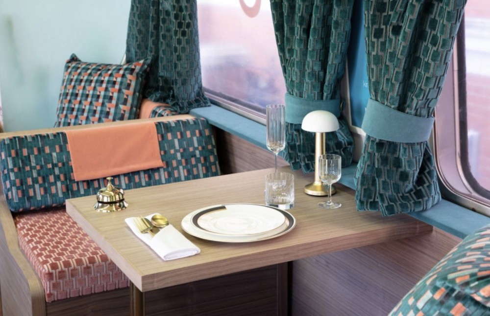 英國倫敦地鐵，超復古設計！