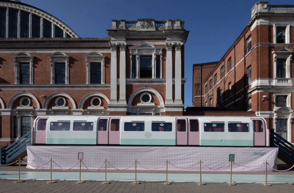 英國倫敦地鐵，超復古設計！