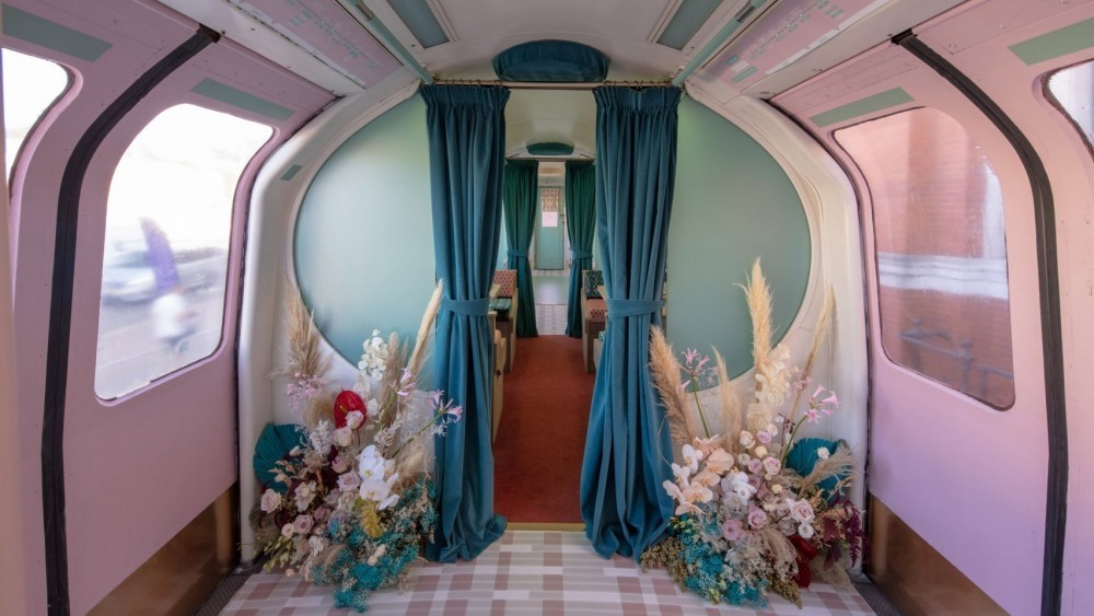 英國倫敦地鐵，超復古設計！