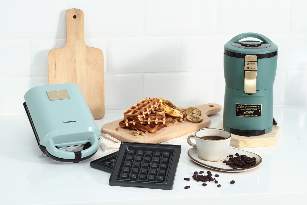 熱壓三明治機內附三明治與鬆餅兩種烤盤；而Aroma自動研磨咖啡機可咖啡豆粉兩用、3分鐘快速自動磨豆濾煮