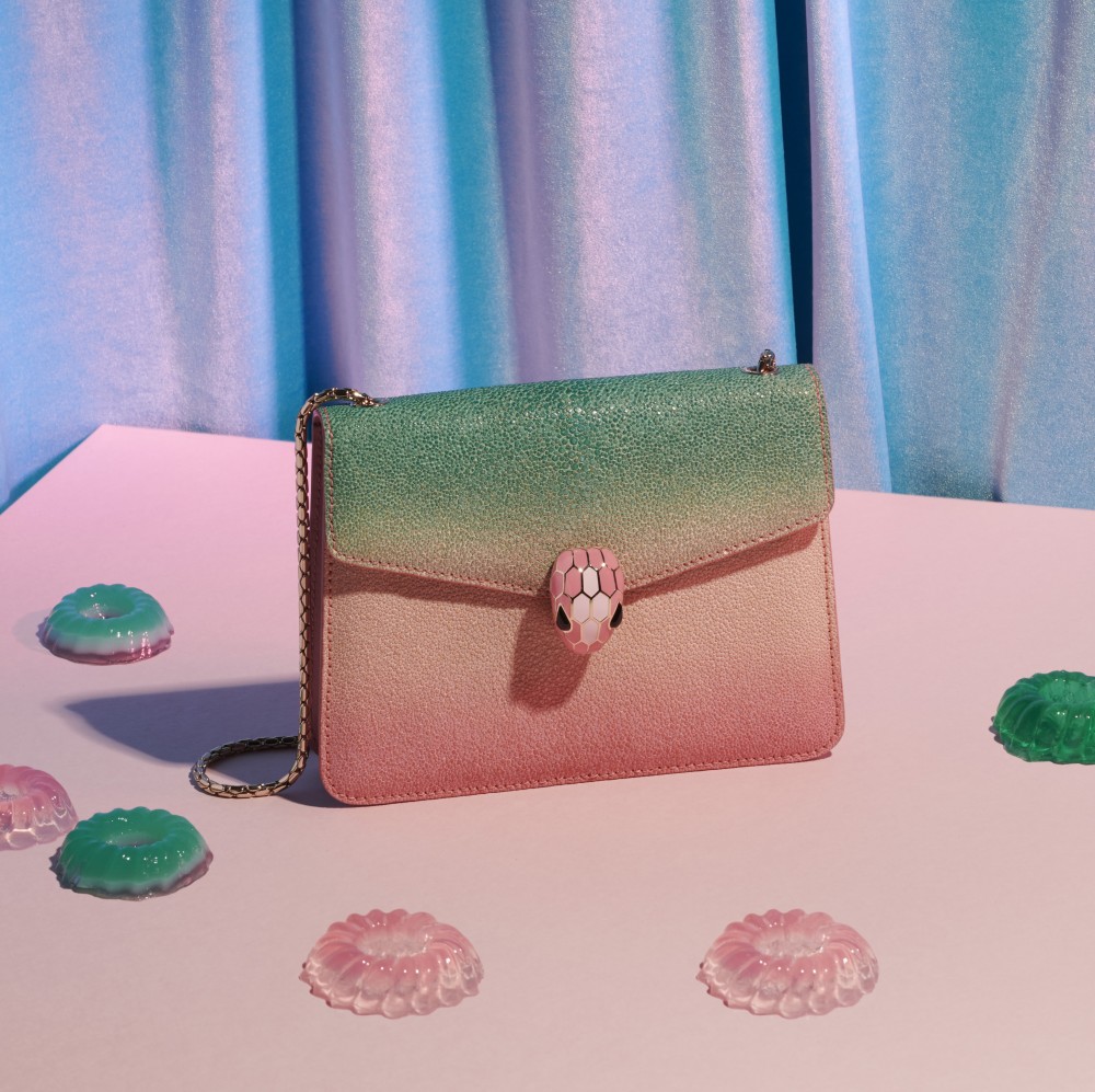 289290_BVLGARI Serpenti Forever Cloud Galuchat 漸層光澤珍珠魚皮肩背包_情境照