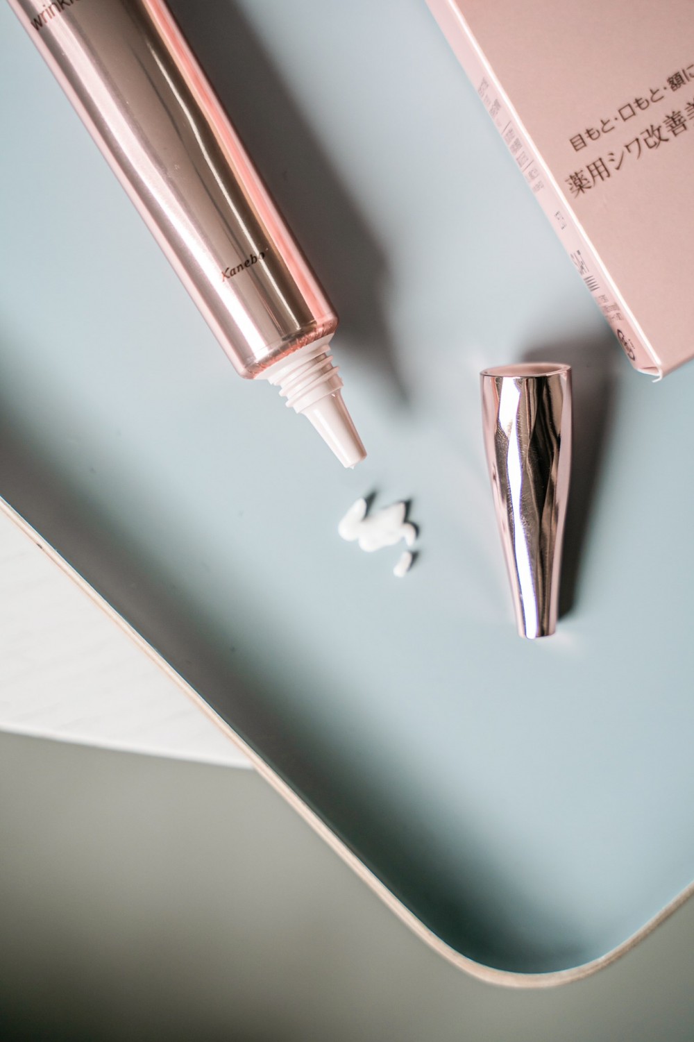 DEW水潤撫紋美容液質地