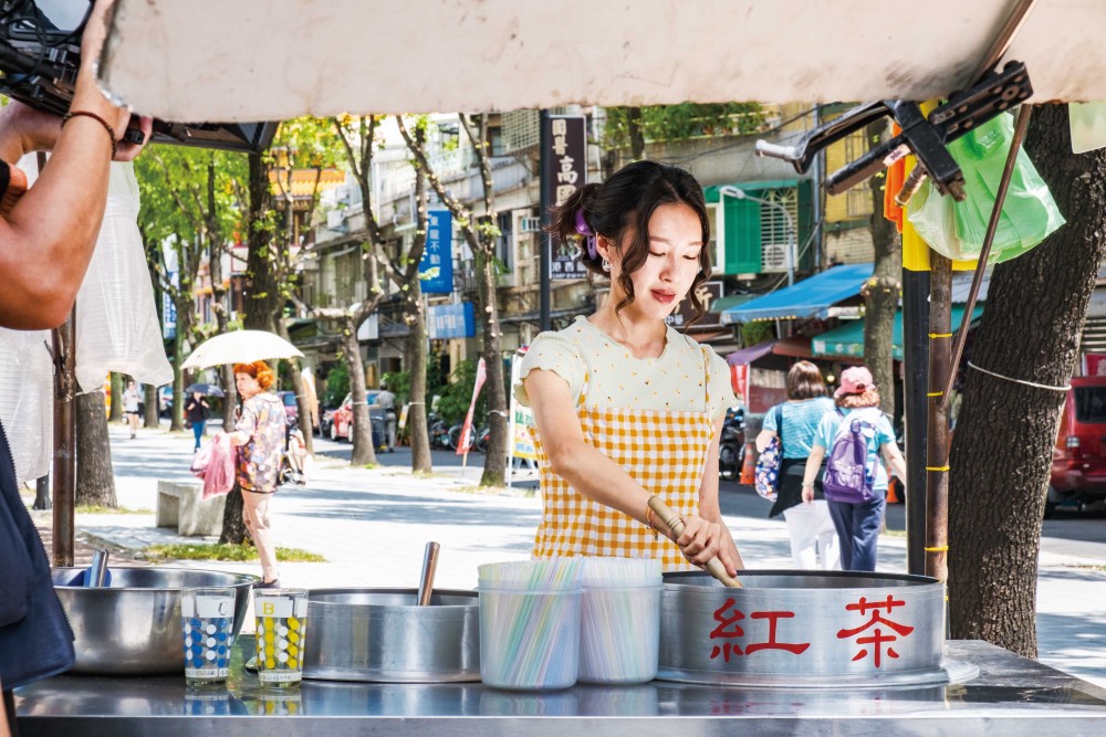 樂團「淺堤」的〈陷眠〉MV 拍攝過程在大同區取景,其中一段場景便融入寧夏夜市的紅茶攤車