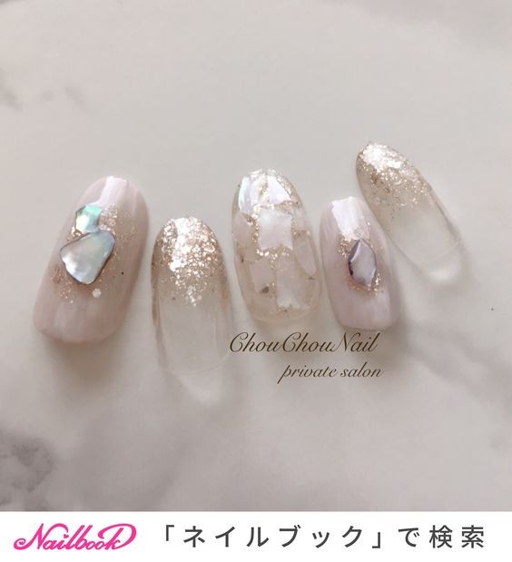 粉色的大理石底和金蔥與貝殼般色澤寶石