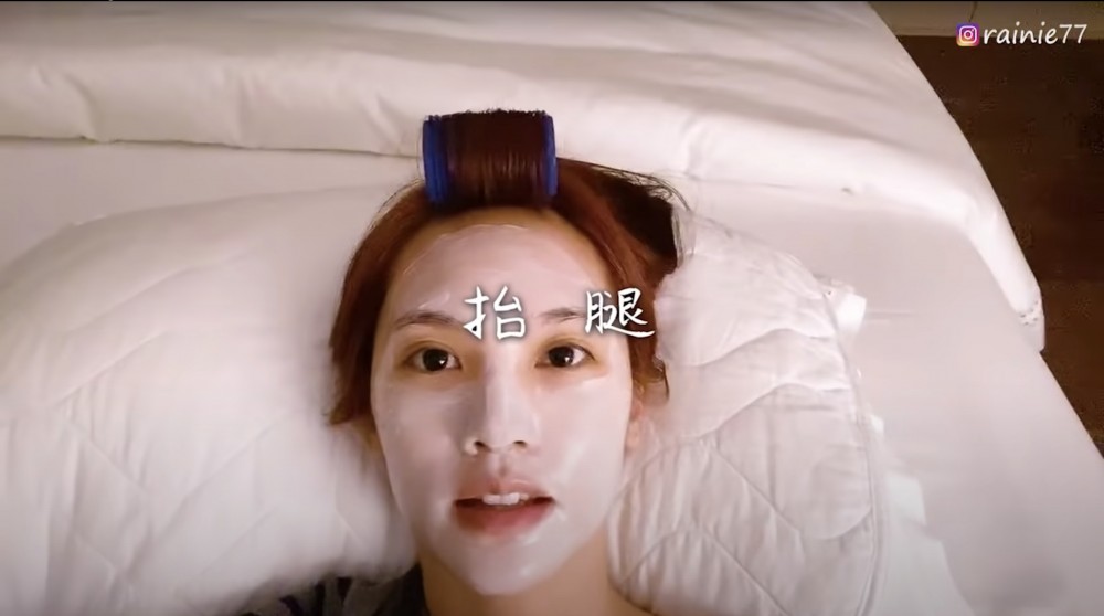 敷面膜+抬腿