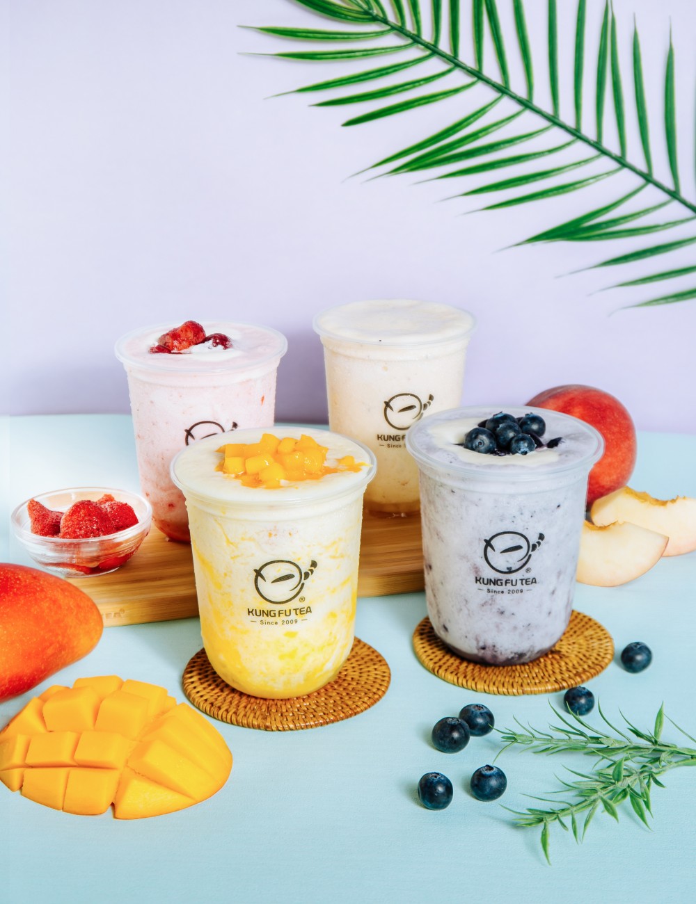 手作功夫茶不只推出了夏日必備芒果，還有「鮮嫩蜜桃」、「加州藍莓」和「大湖草莓」，粉嫩外表真的超療癒～
