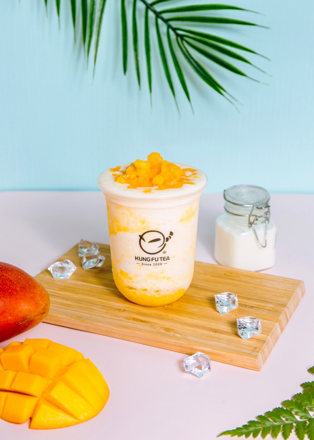 通過編認證的「芒果莎莎優格」完美結合了優格的綿密口感，與來自屏東的愛文芒果，並淋上滿滿的新鮮果肉，每口都充斥著濃郁的酸甜香氣！