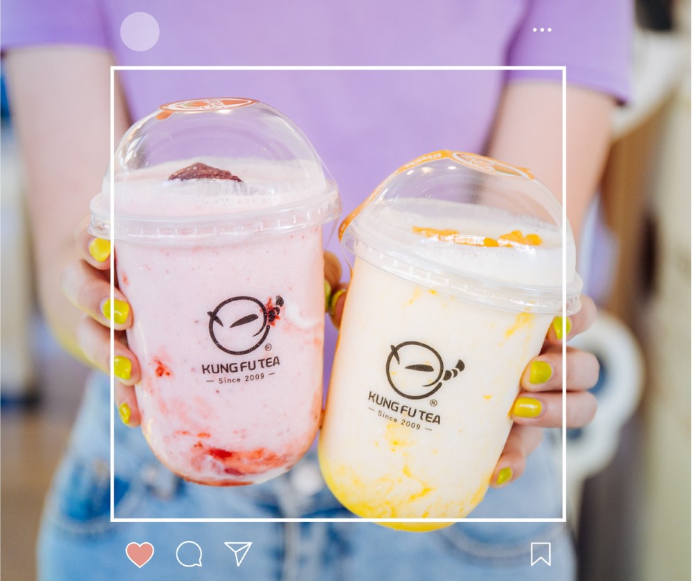 雙手捧著「芒果莎莎優格」，在圓圓的Q萌杯子後，露出你的魅力笑眼，充足的陽光加上濾鏡怎麼拍怎麼美呀～