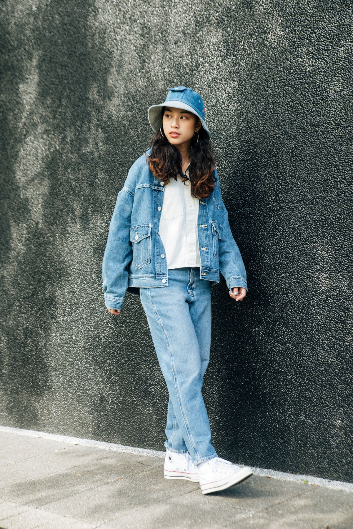 LEVI’S® RED「High Loose Taper 復古極高腰錐形丹寧褲」極致高腰與收腰設計搭配錐形九分剪裁,營造「胸部以下皆是腿」的視覺效果