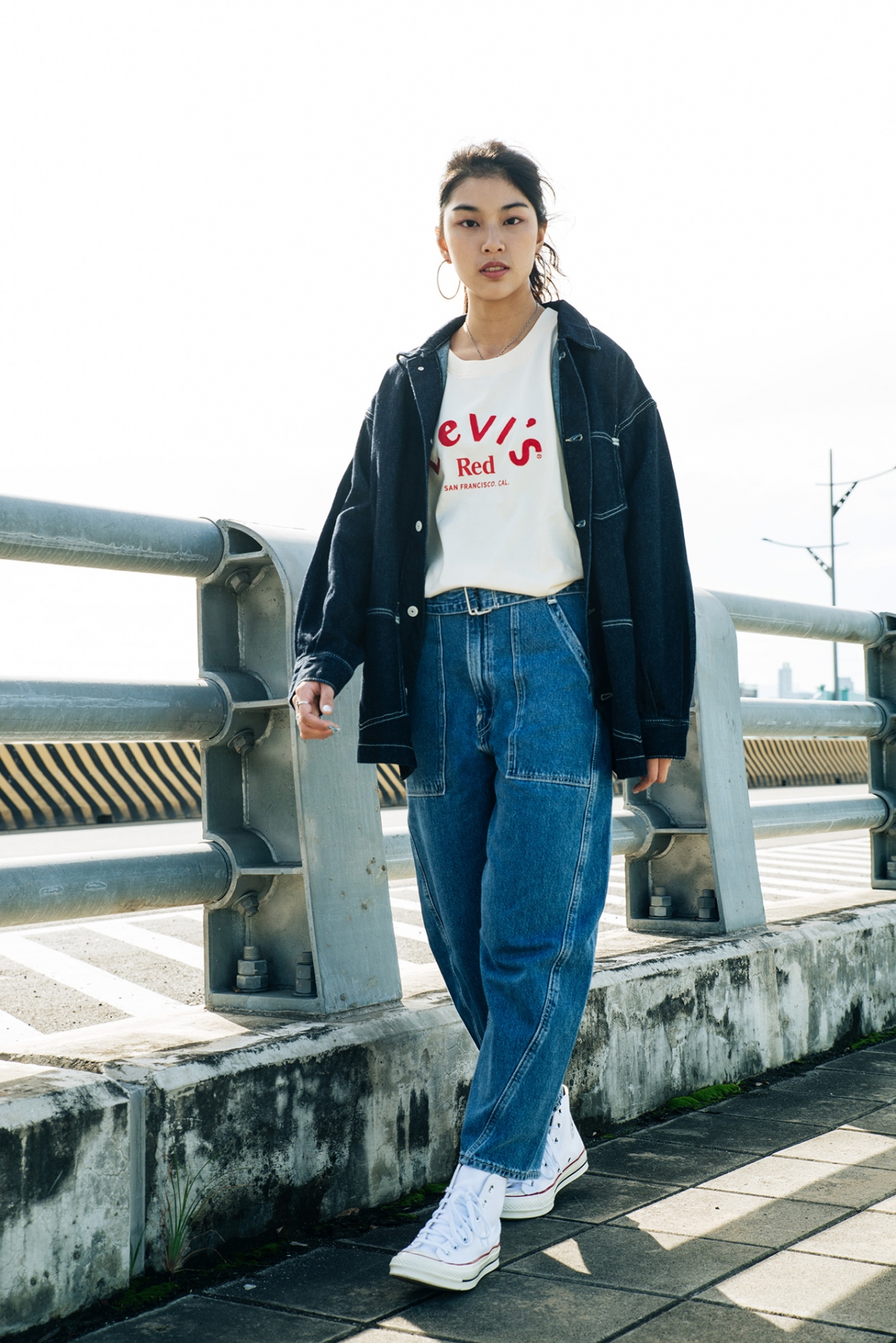 LEVI’S® RED「Railroad Trousers 摩登高腰繭型工作褲」在復古的九分工作褲注入當代3D立體繭型設計,搶眼卻不無聊,輕鬆變身率性酷妹