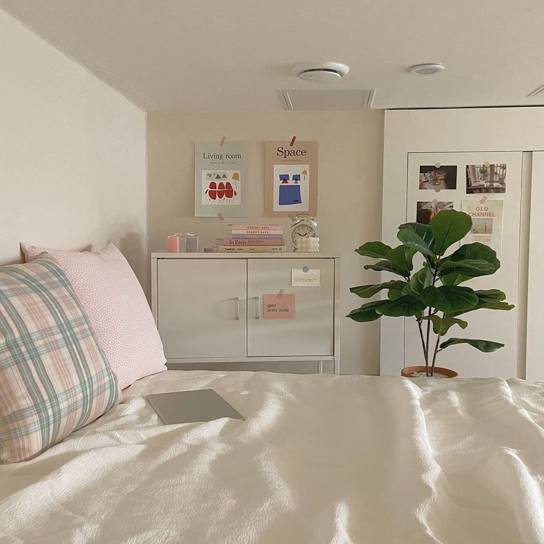 인테리어 가이드 오늘의집 _ 정보부터 쇼핑,시공까지 on Instagram_ “'쉼'에 집중할 수 있도록 만든 침실 - @이런 인테리어는 어때요_ 저장 해 둔 뒤 나중에 인테리어에 참고해봐요 - ?