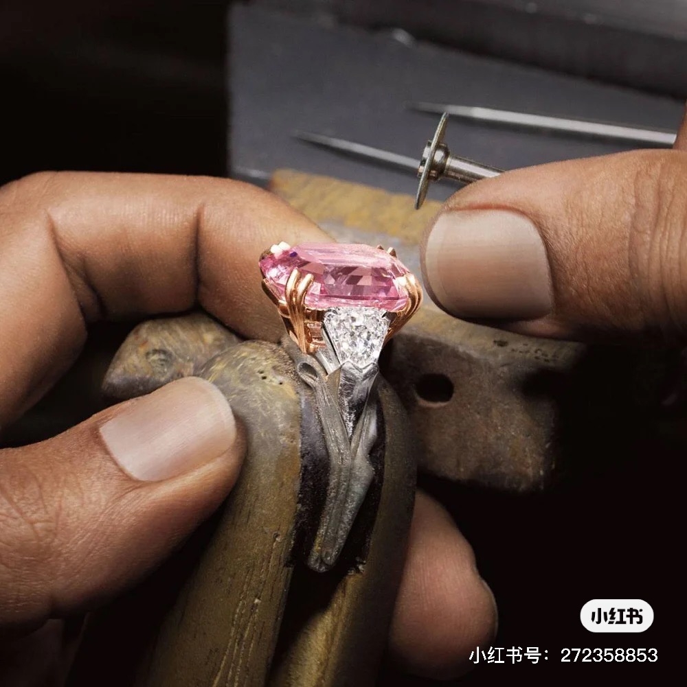 粉紅色鑽石戒指