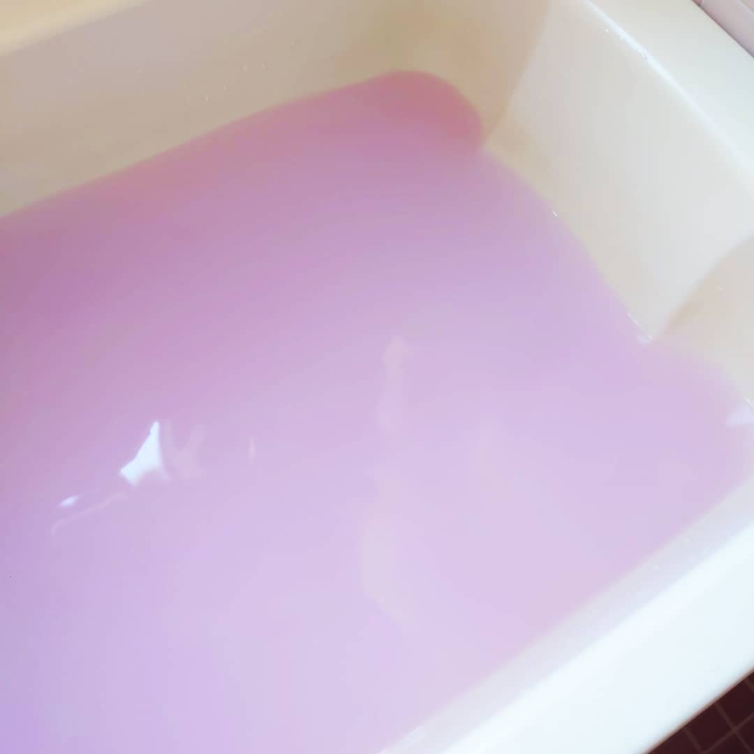 粉紅色洗澡水
