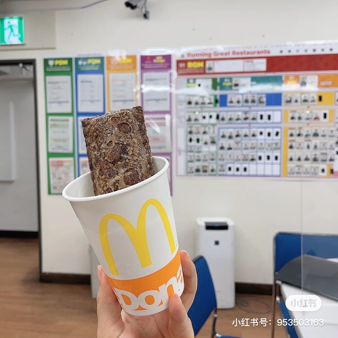 麥當勞巧克力派蛋捲冰淇淋吃法