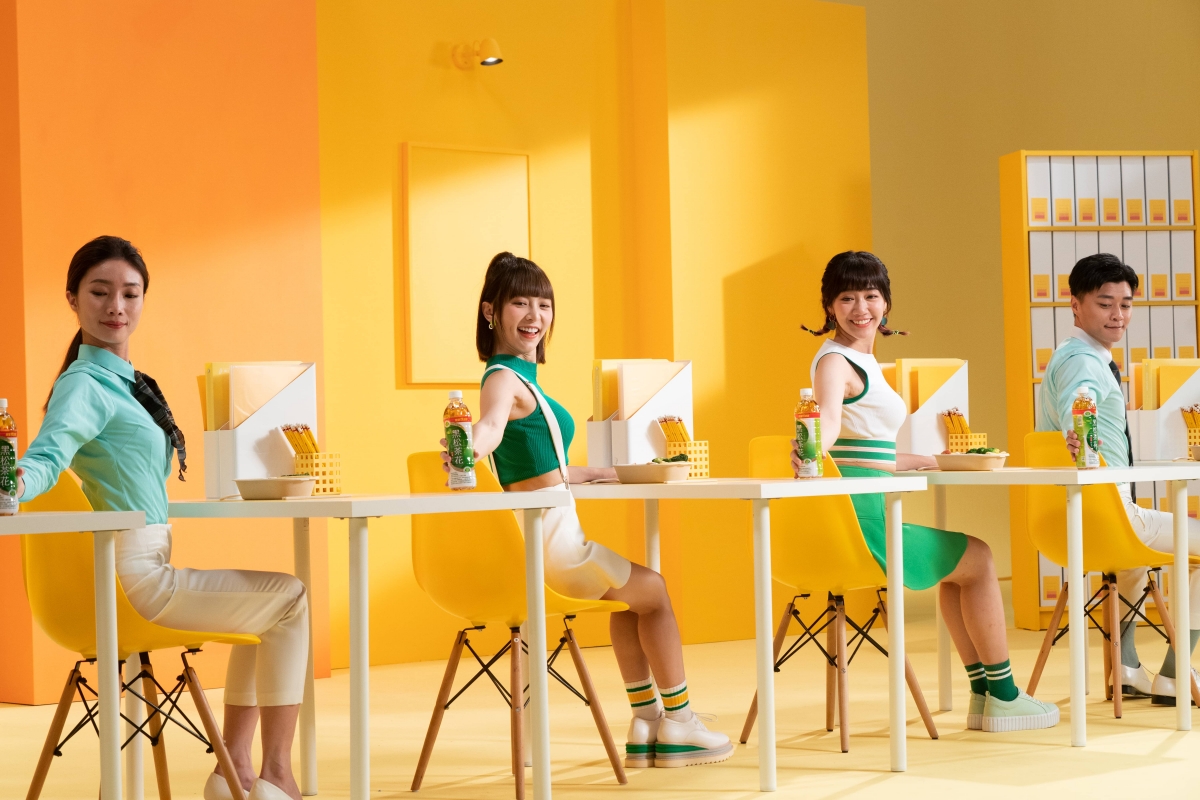 02_黑松茶花今年特別邀請溫泱合體擔任品牌代言人,兩人「愛運動」、「健康吃」的形象深獲品牌青睞。