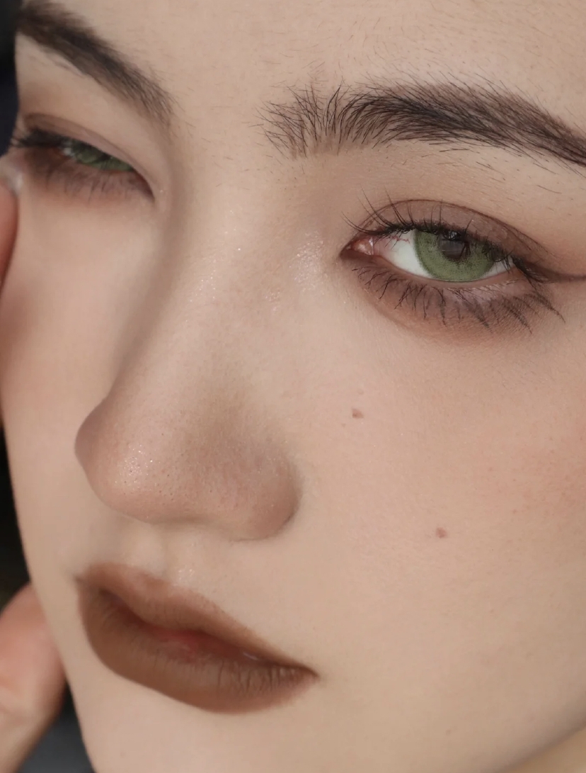 臭臉厭世妝！拿鐵色、磚紅唇