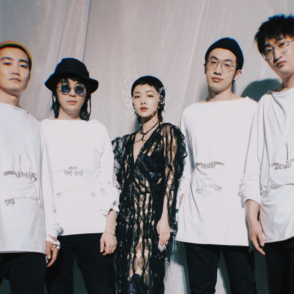 Weibo@郭采洁／左二為伊德爾