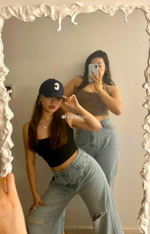 Weibo@ 金金Twins