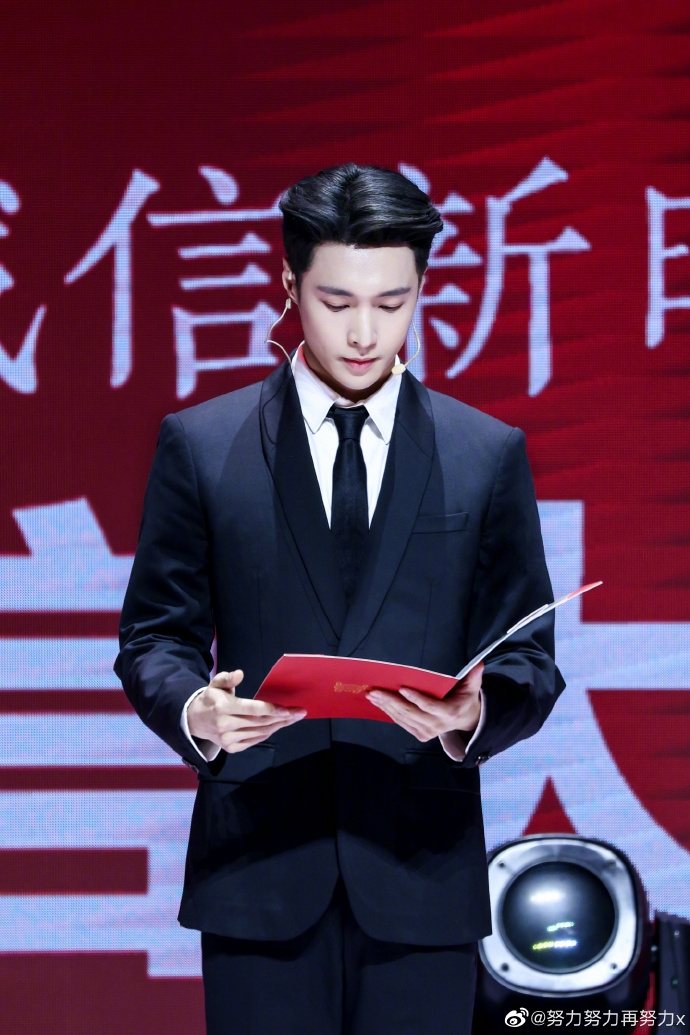 Weibo@張藝興