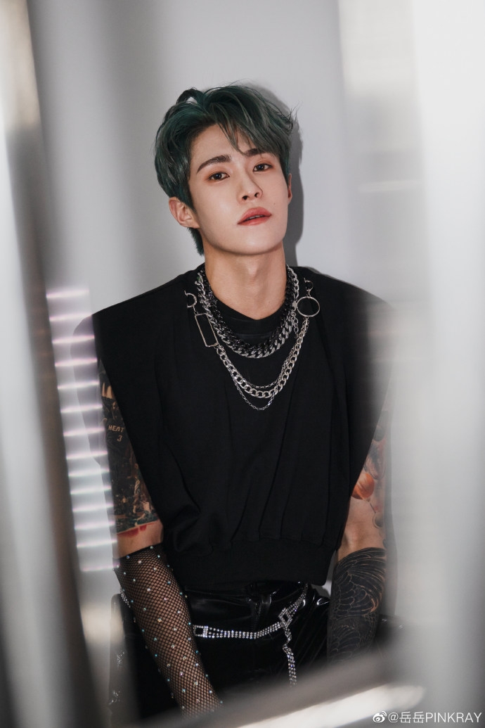 Weibo @岳岳PINKRAY