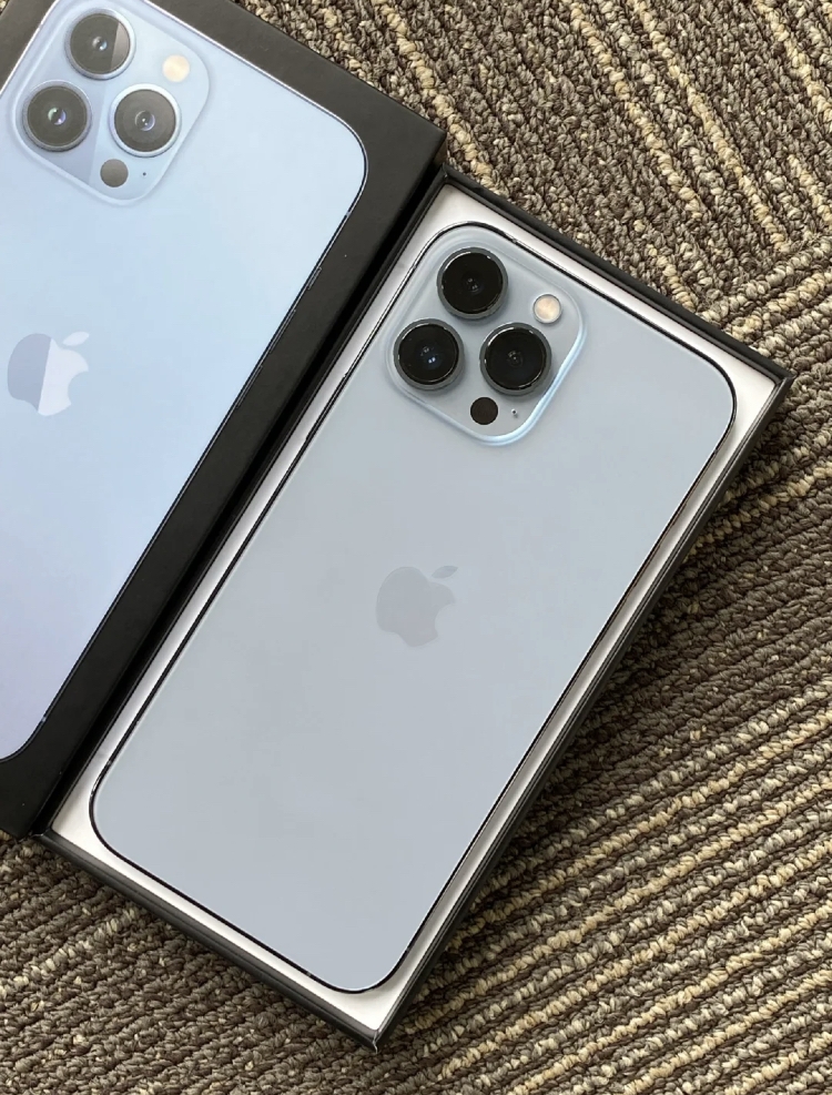 iPhone 13天峰藍