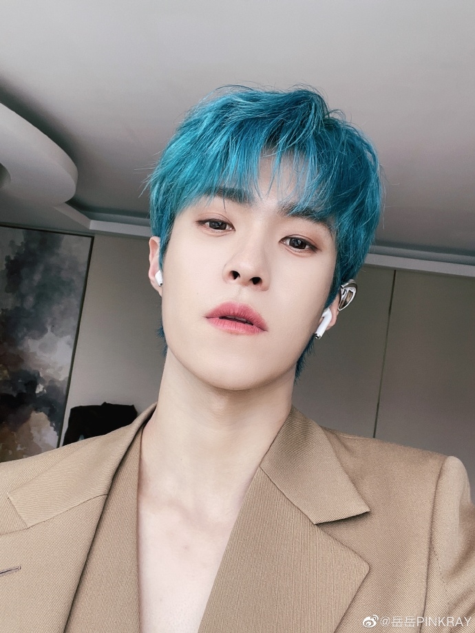 Weibo @岳岳PINKRAY