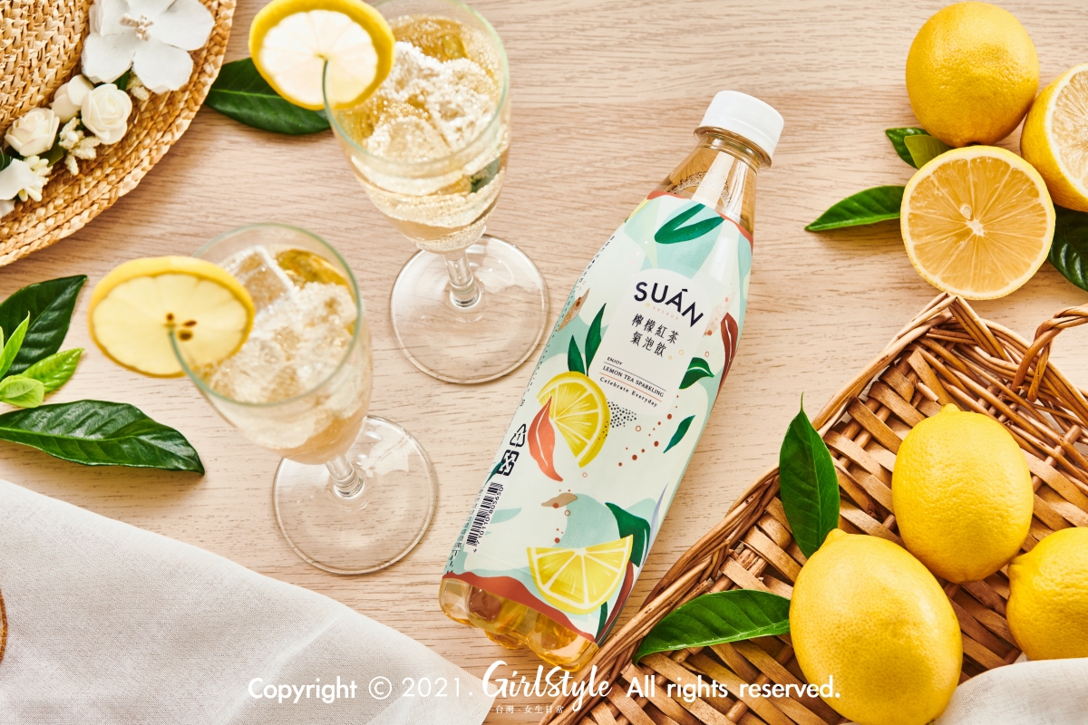 金黃色的「檸檬紅茶氣泡飲」酸酸甜甜，讓人感覺好像又初戀了?